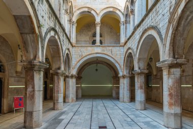 Hırvatistan 'ın Dubrovnik kentindeki Sponza sarayının iç avlusu
