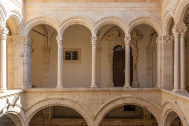 Hırvatistan 'ın Dubrovnik kentindeki Rektör Sarayı' nın iç avlusu