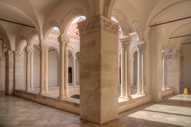 Hırvatistan 'ın Dubrovnik kentindeki Rektör Sarayı' nın iç avlusu