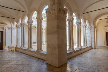 Hırvatistan 'ın Dubrovnik kentindeki Rektör Sarayı' nın iç avlusu