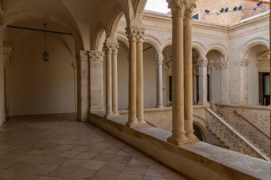 Hırvatistan 'ın Dubrovnik kentindeki Rektör Sarayı' nın iç avlusu