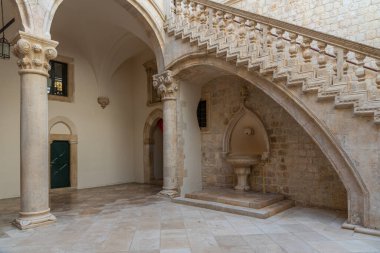 Hırvatistan 'ın Dubrovnik kentindeki Rektör Sarayı' nın iç avlusu