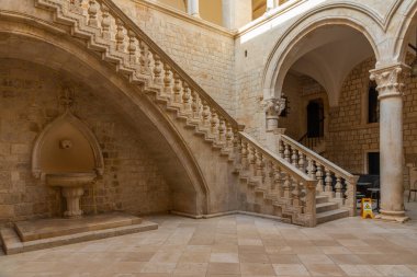 Hırvatistan 'ın Dubrovnik kentindeki Rektör Sarayı' nın iç avlusu