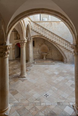 Hırvatistan 'ın Dubrovnik kentindeki Rektör Sarayı' nın iç avlusu