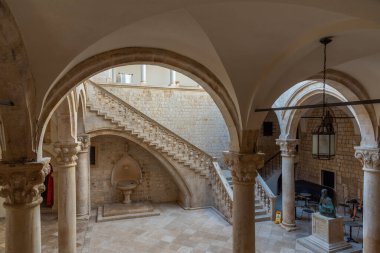 Hırvatistan 'ın Dubrovnik kentindeki Rektör Sarayı' nın iç avlusu