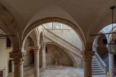 Hırvatistan 'ın Dubrovnik kentindeki Rektör Sarayı' nın iç avlusu