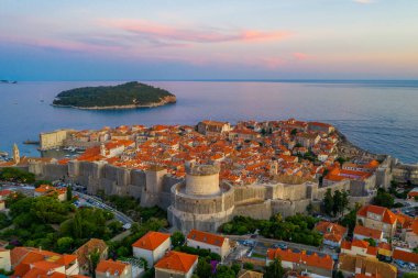 Hırvat kasabası Dubrovnik ve Lokrum adasının günbatımı manzarası