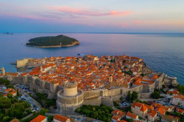 Hırvat kasabası Dubrovnik ve Lokrum adasının günbatımı manzarası