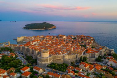 Hırvat kasabası Dubrovnik ve Lokrum adasının günbatımı manzarası