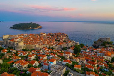 Hırvat kasabası Dubrovnik ve Lokrum adasının günbatımı manzarası