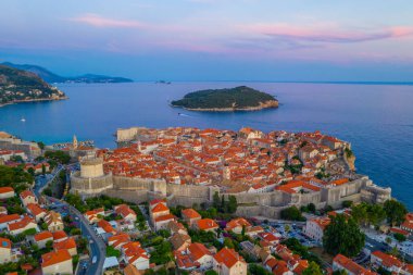 Hırvat kasabası Dubrovnik ve Lokrum adasının günbatımı manzarası