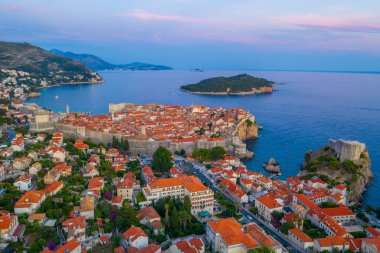 Hırvat kasabası Dubrovnik, Lovrijenac kalesi ve Lokrum adasının günbatımı manzarası