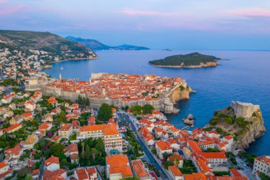 Hırvat kasabası Dubrovnik, Lovrijenac kalesi ve Lokrum adasının günbatımı manzarası