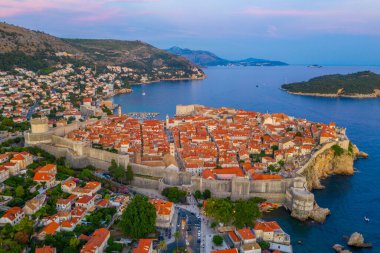 Hırvat kasabası Dubrovnik ve Lokrum adasının günbatımı manzarası