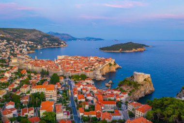 Hırvat kasabası Dubrovnik, Lovrijenac kalesi ve Lokrum adasının günbatımı manzarası