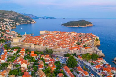 Hırvat kasabası Dubrovnik ve Lokrum adasının günbatımı manzarası