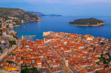 Hırvat kasabası Dubrovnik ve Lokrum adasının günbatımı manzarası