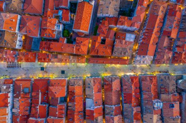 Hırvatistan 'ın eski Dubrovnik kentinin kırmızı çatılarının havadan manzarası