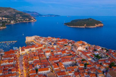 Hırvat kasabası Dubrovnik ve Lokrum adasının günbatımı manzarası