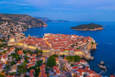 Hırvat kasabası Dubrovnik ve Lokrum adasının günbatımı manzarası