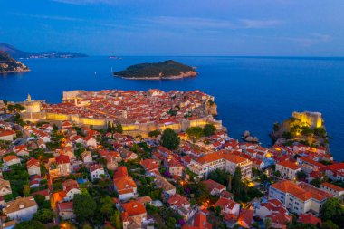 Hırvat kasabası Dubrovnik, Lovrijenac kalesi ve Lokrum adasının günbatımı manzarası
