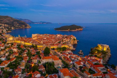 Hırvat kasabası Dubrovnik, Lovrijenac kalesi ve Lokrum adasının günbatımı manzarası