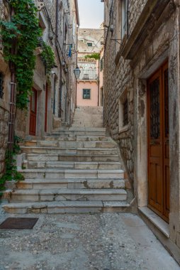 Hırvatistan 'ın Dubrovnik kentinin tarihi merkezinde dar bir sokak manzarası