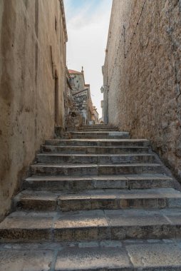 Hırvatistan 'ın Dubrovnik kentinin tarihi merkezinde dar bir sokak manzarası
