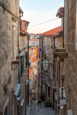 Hırvatistan 'ın Dubrovnik kentinin tarihi merkezinde dar bir sokak manzarası