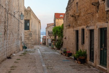 Hırvatistan 'ın Dubrovnik kentinin tarihi merkezinde dar bir sokak manzarası