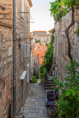 Hırvatistan 'ın Dubrovnik kentinin tarihi merkezinde dar bir sokak manzarası