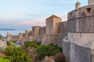 Hırvat kasabası Dubrovnik 'in güçlendirilmesinin gün batımı manzarası