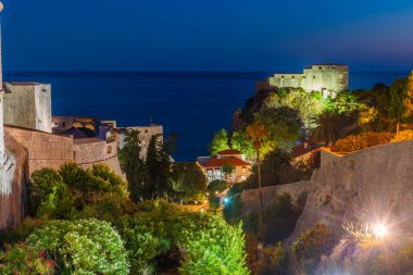 Hırvatistan 'ın Dubrovnik kentindeki Lovrijenac kalesinin gece manzarası