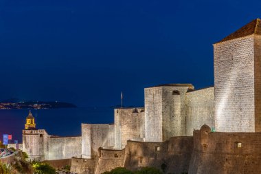 Hırvat kasabası Dubrovnik 'in güçlendirilmesinin gün batımı manzarası