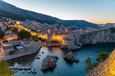 Hırvat kasabası Dubrovnik 'in güçlendirilmesinin gün batımı manzarası