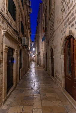 Hırvatistan 'ın Dubrovnik kentinin tarihi merkezinde dar bir caddenin gece manzarası