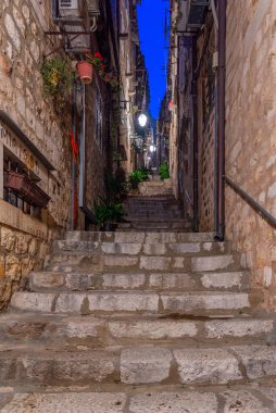 Hırvatistan 'ın Dubrovnik kentinin tarihi merkezinde dar bir caddenin gece manzarası