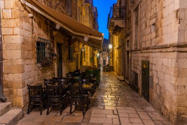 Hırvatistan 'ın Dubrovnik kentinin tarihi merkezinde dar bir caddenin gece manzarası