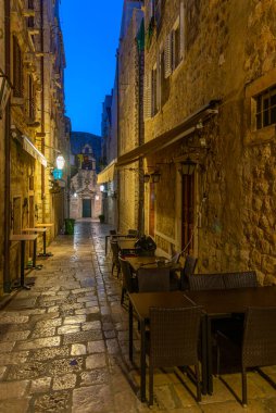 Hırvatistan 'ın Dubrovnik kentinin tarihi merkezinde dar bir caddenin gece manzarası
