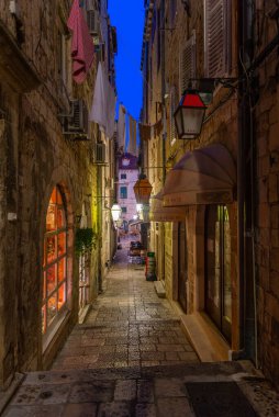 Hırvatistan 'ın Dubrovnik kentinin tarihi merkezinde dar bir caddenin gece manzarası