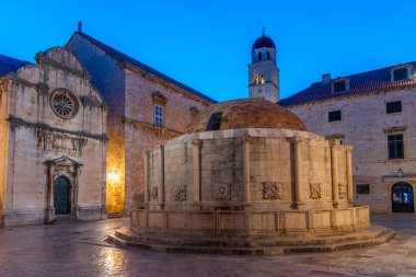 Hırvatistan 'ın Dubrovnik kentindeki Onofrio çeşmesinin gündoğumu manzarası