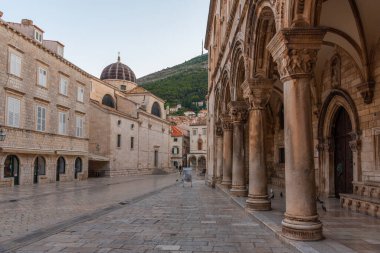 Hırvatistan 'ın Dubrovnik kentindeki rektör sarayı ve Sponza sarayının gündoğumu manzarası