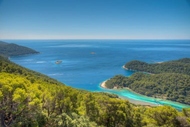 Hırvatistan 'ın Mljet milli parkındaki Soline köyündeki bir körfezin havadan görüntüsü