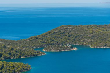 Hırvatistan 'daki Mljet Ulusal Parkı' nın içindeki Aziz Mary Kilisesi 'nin havadan görünüşü