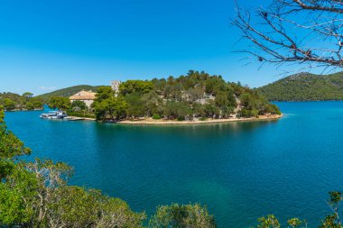 Hırvatistan 'daki Mljet milli parkında Aziz Mary manastırı bulunan küçük bir ada