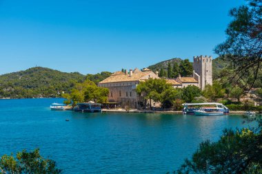 Hırvatistan 'daki Mljet milli parkında Aziz Mary manastırı bulunan küçük bir ada