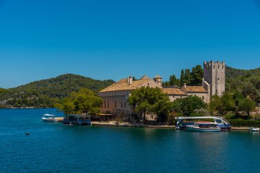 Hırvatistan 'daki Mljet milli parkında Aziz Mary manastırı bulunan küçük bir ada