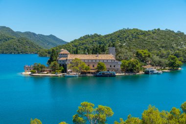 Hırvatistan 'daki Mljet milli parkında Aziz Mary manastırı bulunan küçük bir ada