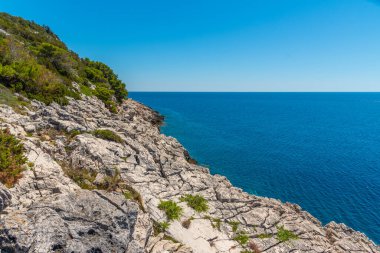 Hırvatistan 'daki Mljet Ulusal Parkı' ndaki uçurumlar