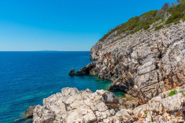 Hırvatistan 'daki Mljet Ulusal Parkı' ndaki uçurumlar